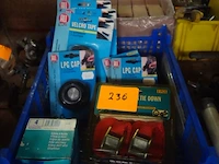 Bakje met auto accessoires - afbeelding 1 van  1