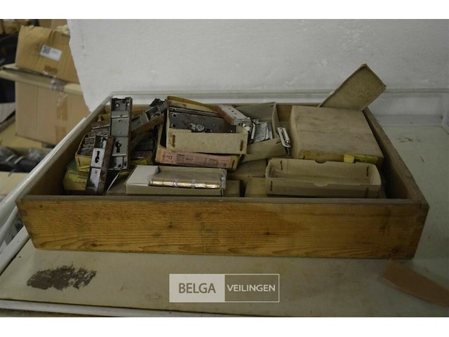 Bakje met scharnieren + retro kasten sloten - afbeelding 1 van  2