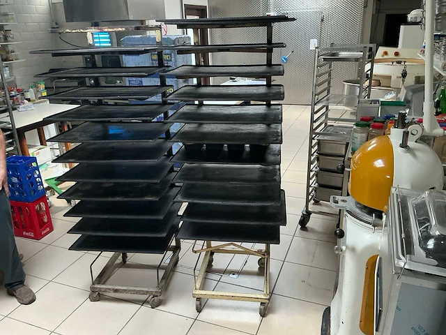 Bakkerij rolwagens met bakplaten - afbeelding 1 van  4