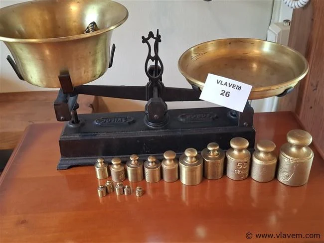 Complete inboedel: wo. gereedschap, hobby, elektro, glaswerk, keuken toebehoren, meubelen, kleding, antiek, kaders enz.