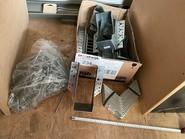 Balkdragers schroeven en hoek verbinders - afbeelding 1 van  5