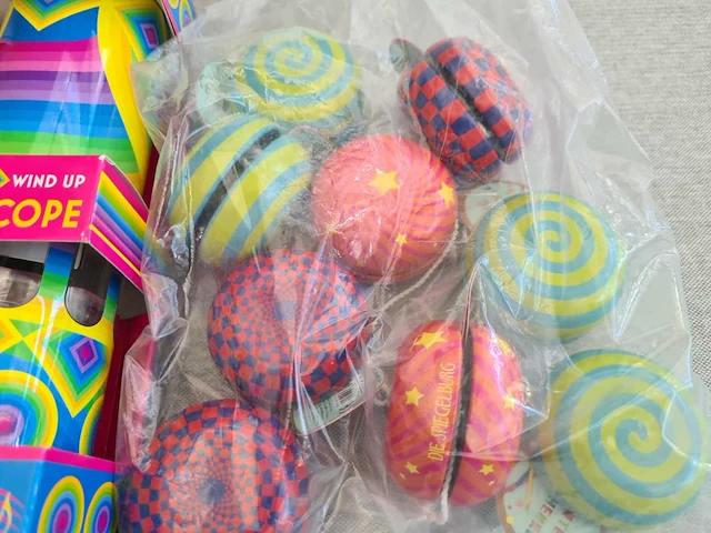 Ballonnen blazen - caleidoscoop - grote ballen - regenstaaf - jojo's - afbeelding 4 van  6