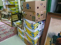 Bananendozen gevuld met varia - afbeelding 1 van  1