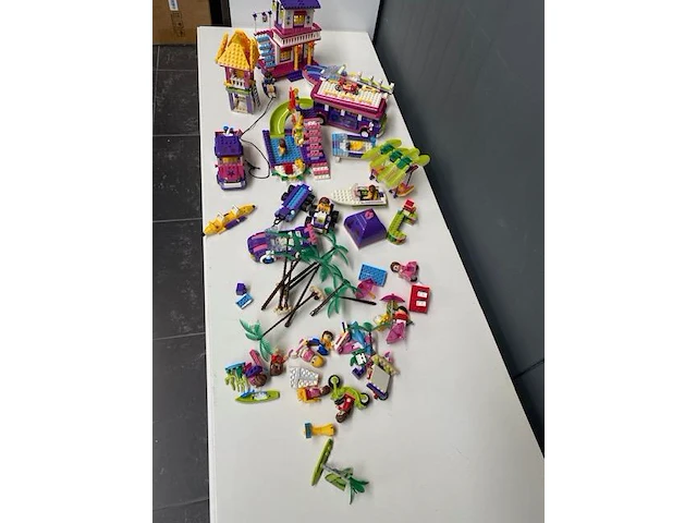 Banbao - doos bouwblokken - compatibel met lego - thema trendy beach - mix artikelnummers - afbeelding 1 van  9