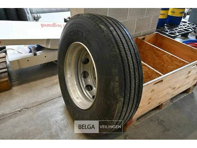 Band - merk : michelin - band op ganten - 10 gaten - afbeelding 1 van  4