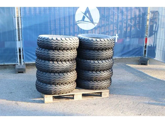 Banden implement 10.0/75-15.3 nieuw - afbeelding 1 van  1