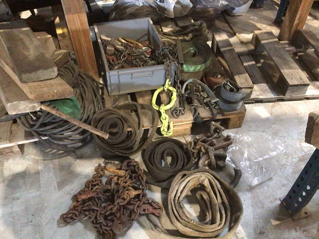 Banden, kettingen, haken - afbeelding 1 van  9