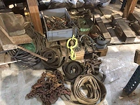 Banden, kettingen, haken - afbeelding 1 van  9