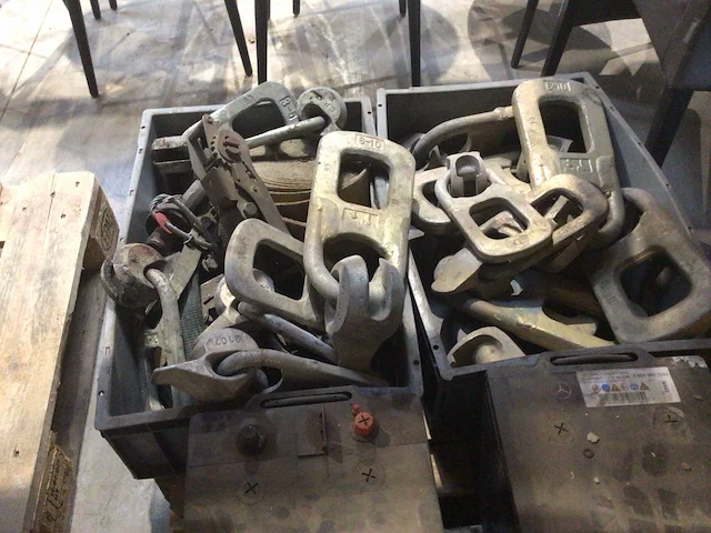 Banden, kettingen, haken - afbeelding 2 van  9