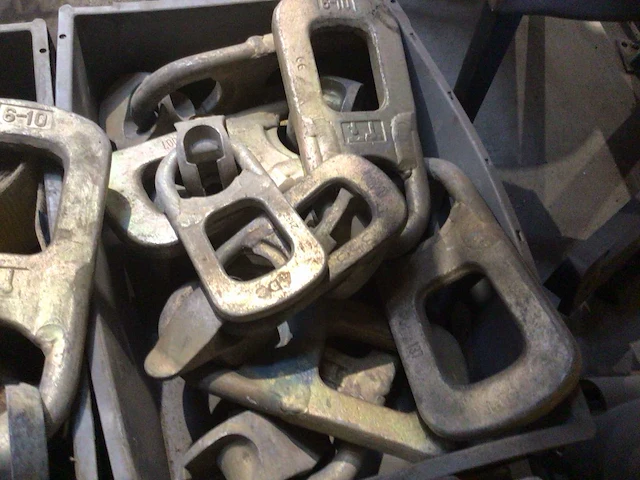 Banden, kettingen, haken - afbeelding 8 van  9