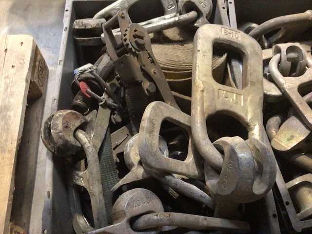 Banden, kettingen, haken - afbeelding 9 van  9