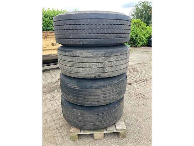 Bandenset diverse merken 385/65r225 met velg 4 stuks - afbeelding 1 van  1