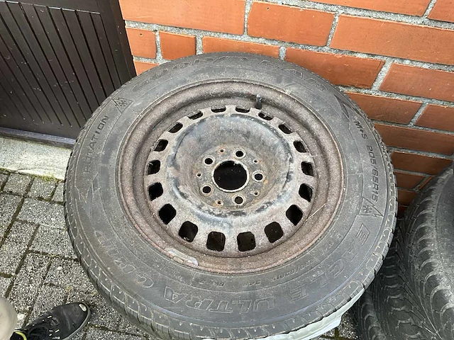 Bandenset goodyear(winter)205/65r15 - afbeelding 1 van  7