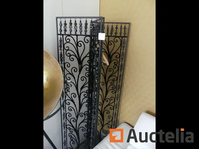 Bank, decoratieve lamp, kruk, scherm - afbeelding 2 van  7