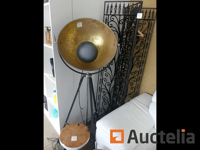 Bank, decoratieve lamp, kruk, scherm - afbeelding 4 van  7