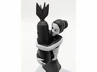 Banksy - sculptuur bomb hugger - afbeelding 4 van  4
