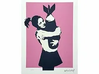 Banksy (geboren 1974), gebaseerd op - bomb hugger - afbeelding 1 van  5