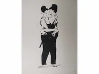 Banksy kissing cops - afbeelding 1 van  2