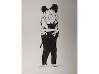 Banksy kissing cops - afbeelding 2 van  2