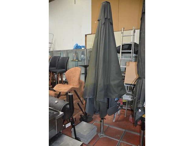 Barbecue smoke, 2 parasols op voet (36,34) - afbeelding 2 van  10