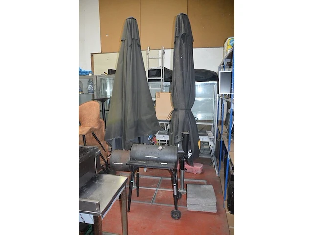 Barbecue smoke, 2 parasols op voet (36,34) - afbeelding 1 van  10