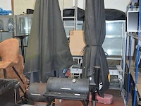 Barbecue smoke, 2 parasols op voet (36,34) - afbeelding 1 van  10