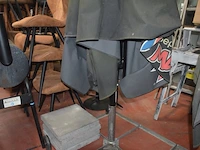 Barbecue smoke, 2 parasols op voet (36,34) - afbeelding 3 van  10