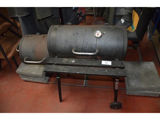 Barbecue smoke, 2 parasols op voet (36,34) - afbeelding 5 van  10