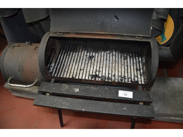 Barbecue smoke, 2 parasols op voet (36,34) - afbeelding 6 van  10