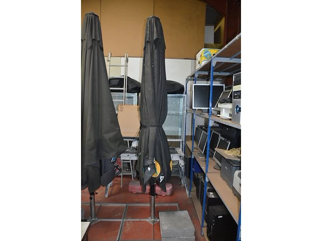 Barbecue smoke, 2 parasols op voet (36,34) - afbeelding 7 van  10