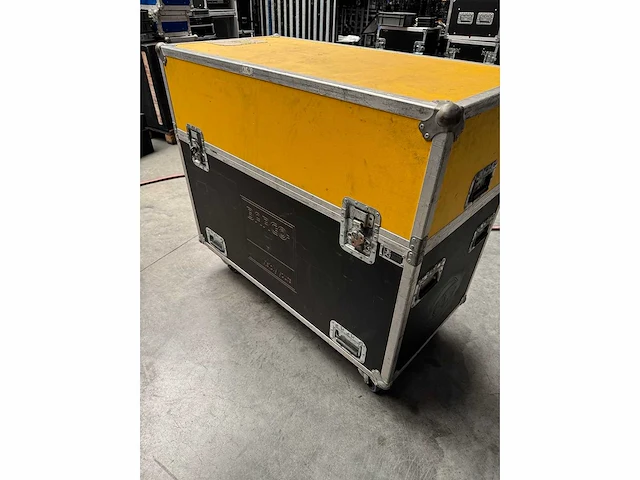 Barco/element labs - cobra c8v - led video wall barco c8v+ processoren en accessoires - afbeelding 1 van  9