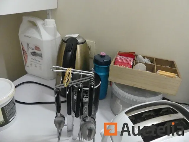 Barkruk, roltafel/tafel, magnetron, koffiemachine, toaster,... - afbeelding 2 van  11
