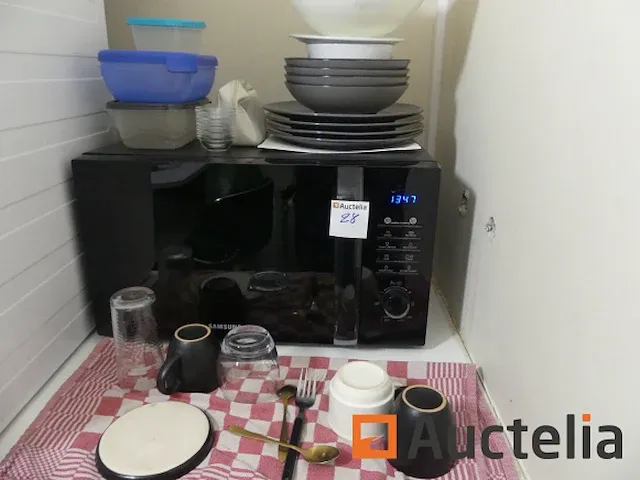 Barkruk, roltafel/tafel, magnetron, koffiemachine, toaster,... - afbeelding 1 van  11