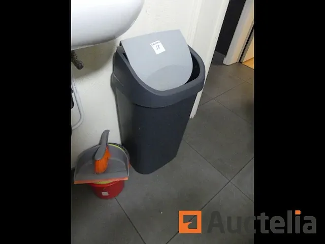 Barkruk, roltafel/tafel, magnetron, koffiemachine, toaster,... - afbeelding 7 van  11