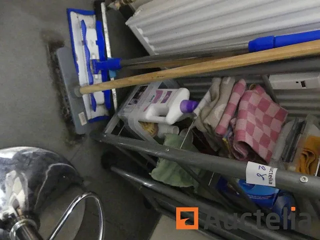 Barkruk, roltafel/tafel, magnetron, koffiemachine, toaster,... - afbeelding 9 van  11