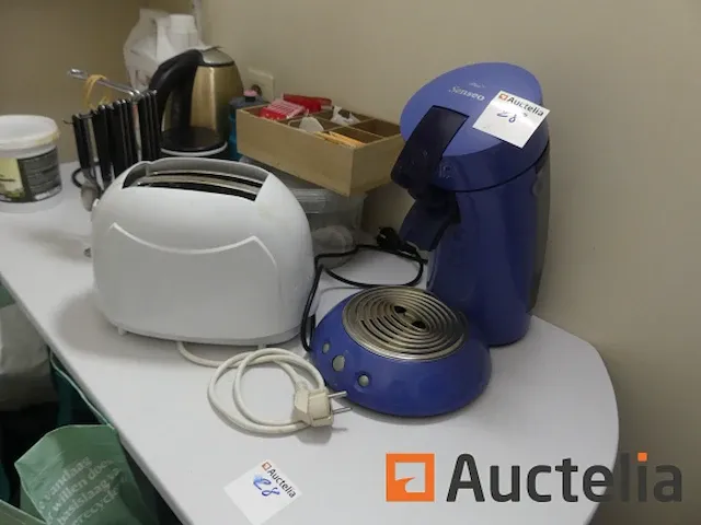 Barkruk, roltafel/tafel, magnetron, koffiemachine, toaster,... - afbeelding 11 van  11