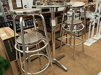 Barkrukken met hoge staantafel. - afbeelding 2 van  3