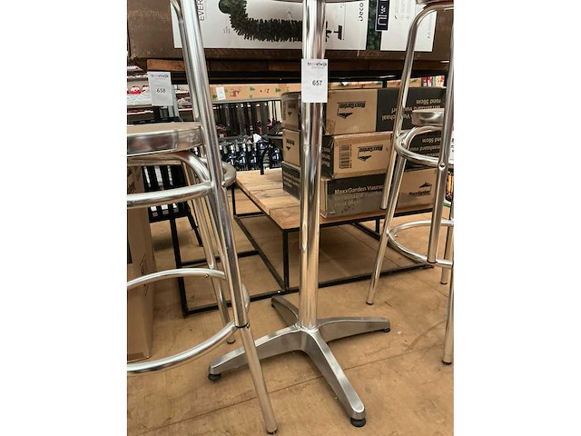 Barkrukken met hoge staantafel. - afbeelding 1 van  3