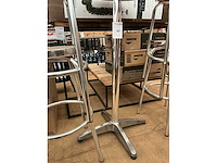 Barkrukken met hoge staantafel. - afbeelding 3 van  3