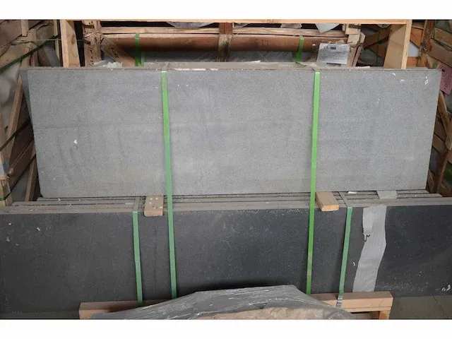 Basalt gevelplaat 40x3cm gezoet, circa 46lm - afbeelding 1 van  3