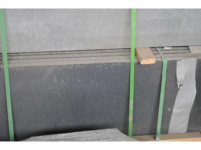 Basalt gevelplaat 40x3cm gezoet, circa 46lm - afbeelding 2 van  3