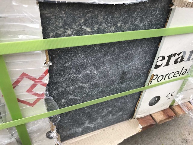 Basaltino uniceramica naturale zwembad hoekstukken met overhangende boord ca. 48lm - afbeelding 1 van  3