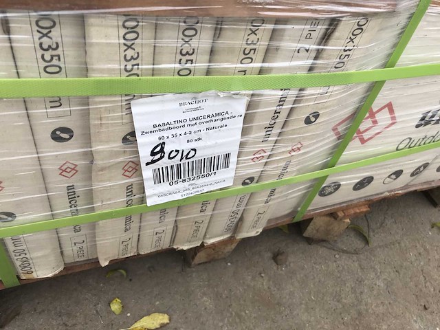 Basaltino uniceramica naturale zwembad hoekstukken met overhangende boord ca. 48lm - afbeelding 3 van  3