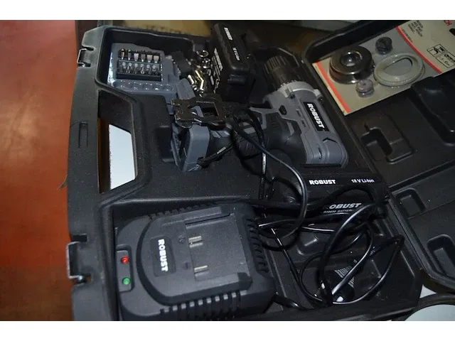 Batterijboor robust in koffer met toebehoren, elektrische moerenaanzetter milwaukee ipwe400rq - afbeelding 4 van  9