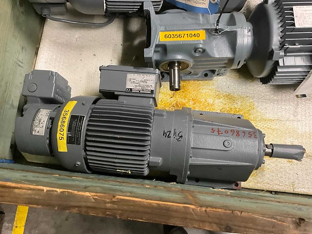 Bauer + sew 0,5 kw electro motor met reductie (5x) - afbeelding 2 van  7