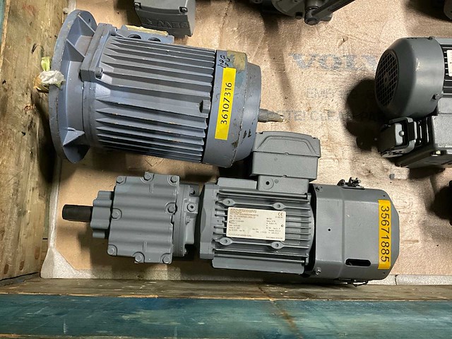 Bauer + sew 0,5 kw electro motor met reductie (5x) - afbeelding 7 van  7