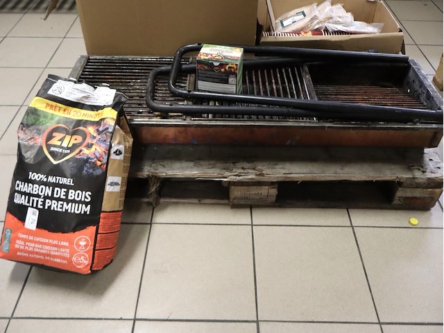 Bbq op poten - afbeelding 1 van  4