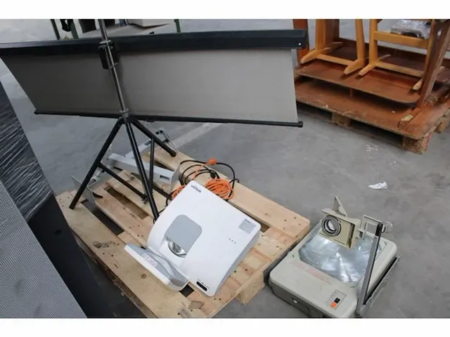 Beamer vivitek d795wt + projectiescherm - afbeelding 1 van  8