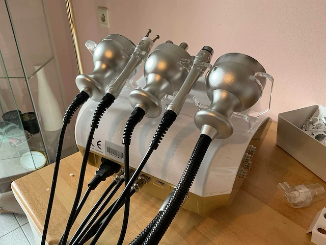 Beauty salon uitrusting in accessoires - afbeelding 8 van  45