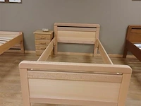 Bed in beuken - met nachttafel 4 schuiven